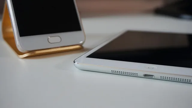 smartphone, tablet, touch screen, ipad, mobile. Choosing mobile CRM features for field sales
